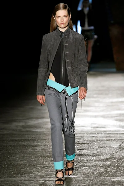 Look 16